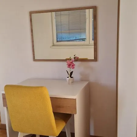 2-bedroom With Private Parking *