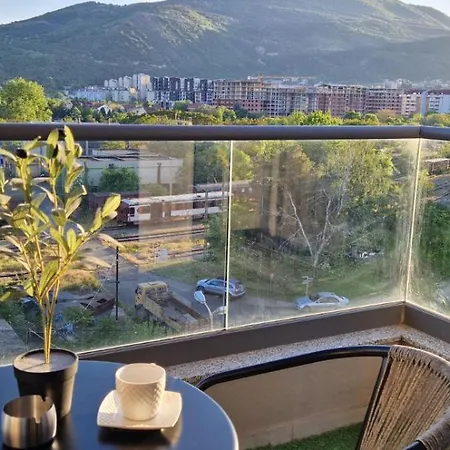 2-bedroom With Private Parking Апартаменты *