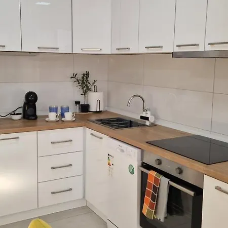 2-bedroom With Private Parking *