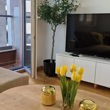 2-bedroom With Private Parking *